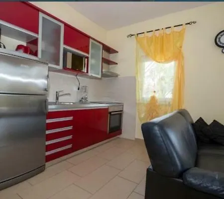 Leona Apartment