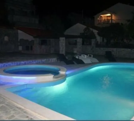 Leona Apartment