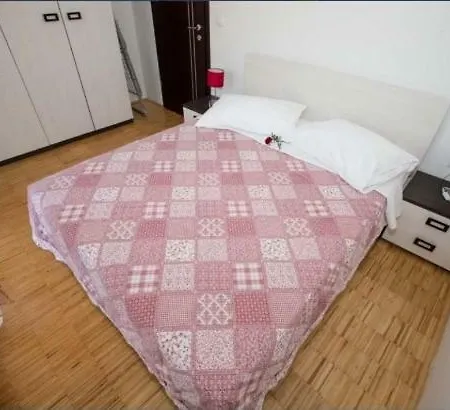 Leona Apartment *