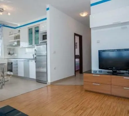 Leona Apartment