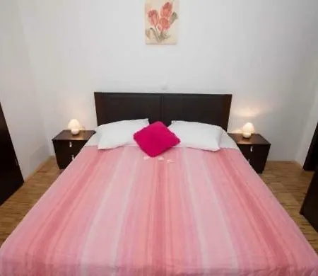 Leona Apartment Lopar
