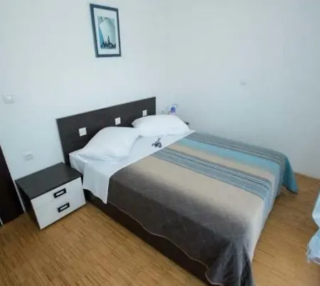 Leona Apartment Lopar