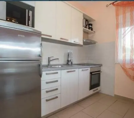 Apartment Leona *